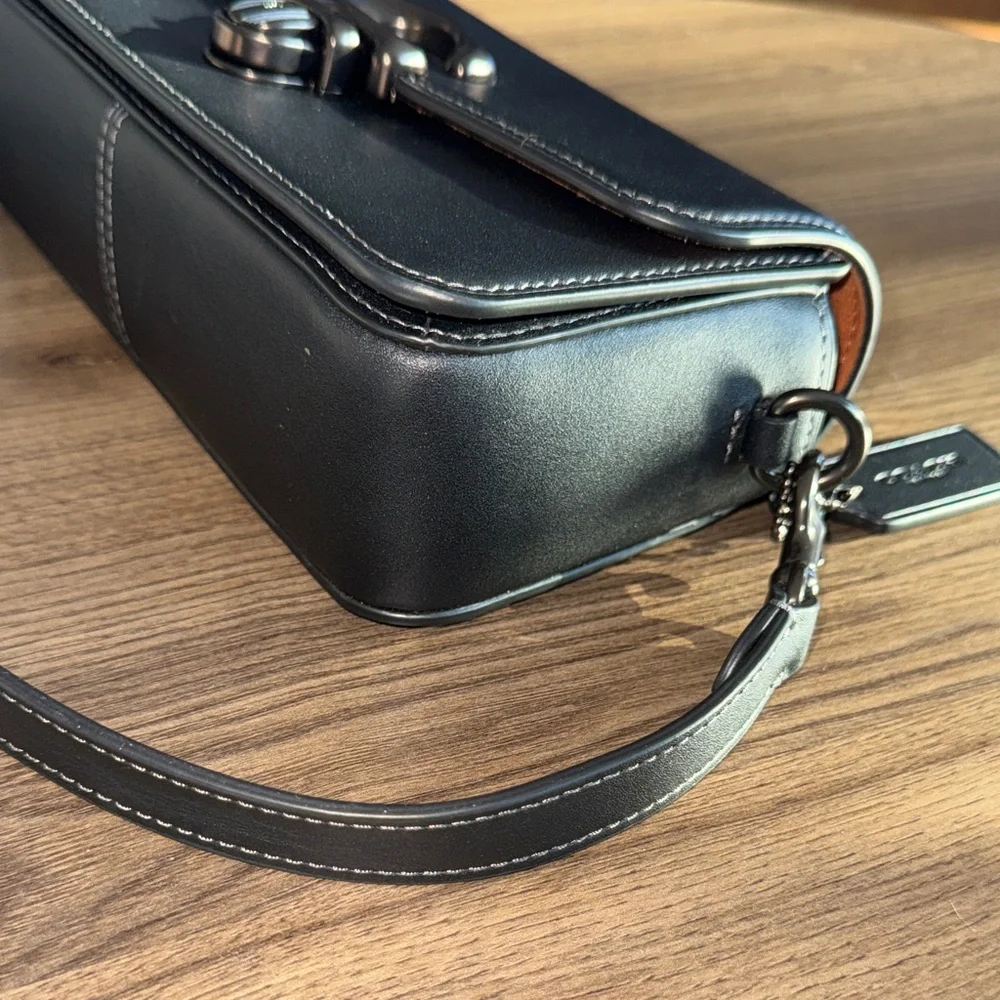 Authentic Coach Black leather shoulder bag BNWT suede interior with key to lock. - Picture 14 of 16